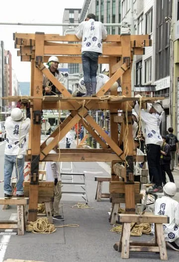 祇園祭「鉾建て」始まる