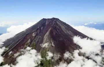 富士山で男性死亡、滑落か