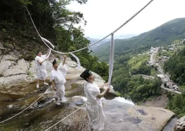 滝のしめ縄張り替え、和歌山