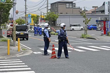 交差点で車接触、園児ら6人搬送