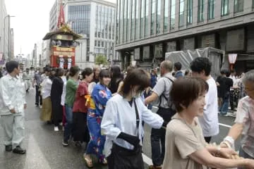 京都市、祇園祭の鉾「曳き初め」