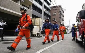 不明の3人を夜通し捜索