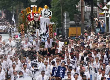 博多山笠、雨の中を勇壮に駆ける