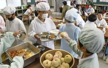 岡山特産の白桃、給食で丸かじり