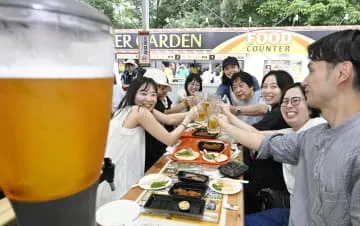 雨にも負けず響く「乾杯」