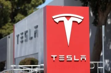 米テスラ、純利益45％減