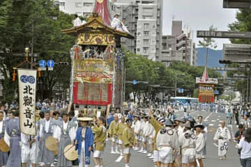 豪華装飾の山鉾11基巡行