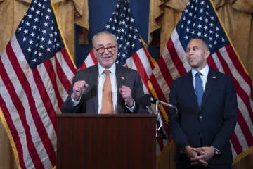 米民主、挙党態勢演出に腐心