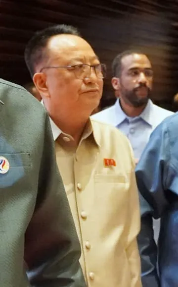 北朝鮮大使、握手拒否