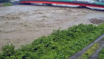 山形や秋田で記録的大雨、氾濫も