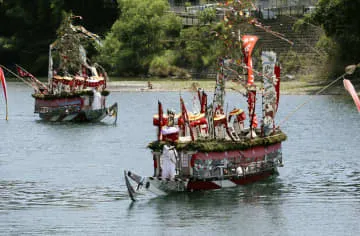 河内祭で華やかに水上渡御