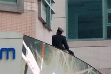 北京繁華街で退役軍人が不満訴え