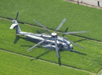 田んぼに米軍ヘリ不時着か