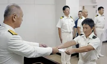 海保初の女性潜水士に辞令