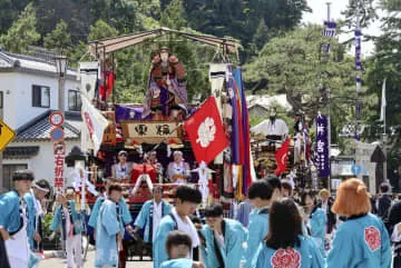 豪華な山車が街道を巡る、江差町