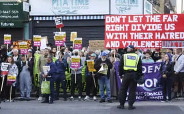 英国各地で反差別の大規模デモ