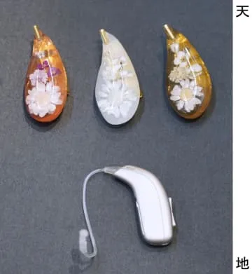補聴器の形をしたブローチに願いを込めて