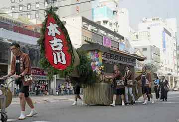 爆竹鳴らし故人を送る