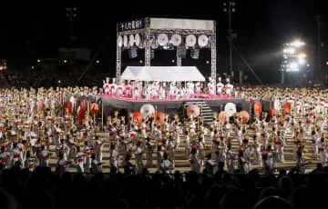 熊本・山鹿で千人灯籠踊り