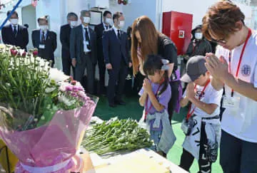 北方領土の元島民、洋上で慰霊