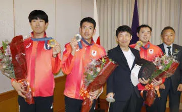 フェンシング金銀の3選手が表敬