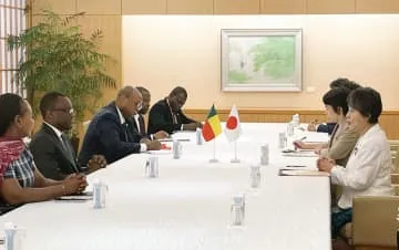 上川外相、マラソン会談を開始