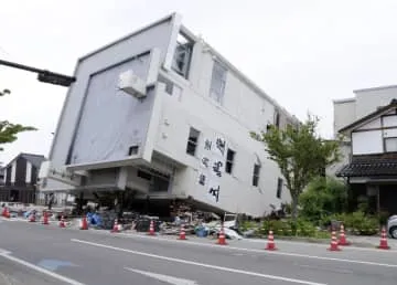 能登の倒壊ビル、年内解体は困難
