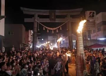 富士山の麓、たいまつが照らす