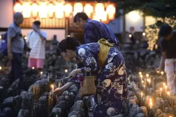 京都、化野念仏寺で「千灯供養」