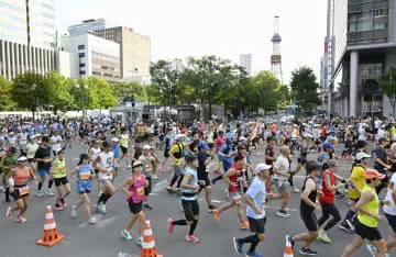 夏の42キロ、1.8万人が挑戦