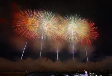 秋田・大曲の花火、大輪が夜空に