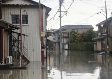 台風10号、熱帯低気圧に