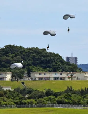 米軍、嘉手納基地で降下訓練