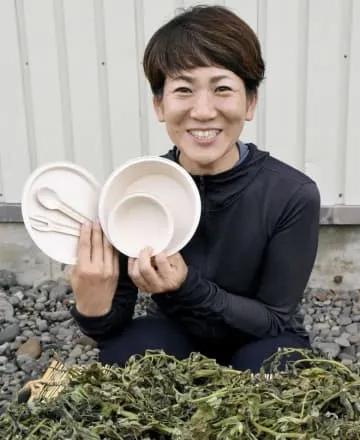 捨てるトマトの茎や葉、無駄なく食器に変身