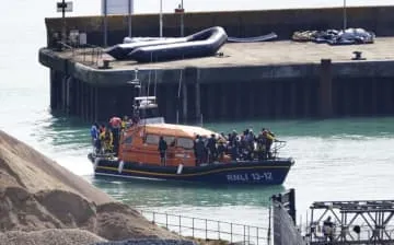 英仏海峡で移民12人死亡