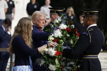 トランプ氏の墓地撮影批判