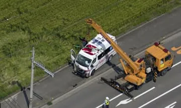 搬送中の救急車、田んぼに転落