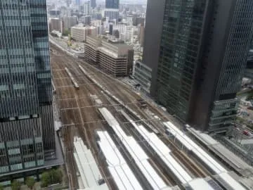 大阪駅行き交う電車一望