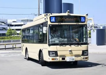 自動運転中型バス、高速道で実証