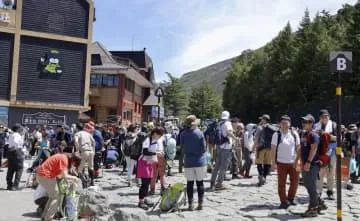 富士山、「弾丸登山」が9割減か