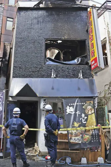 うどん店で火災、親子が重体