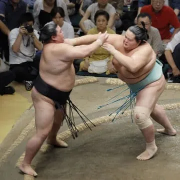 琴桜6勝目、豊昇龍は五分