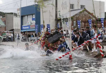 みこしとともに海へ、豊漁祈願