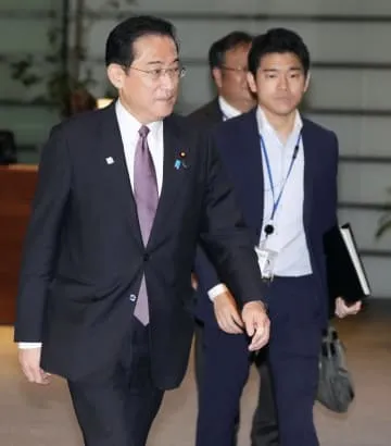 首相、長男ら歴代秘書官と会食