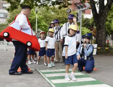 幼稚園児30人に交通ルール指導