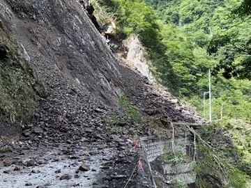 のり面の土砂崩れ148人孤立