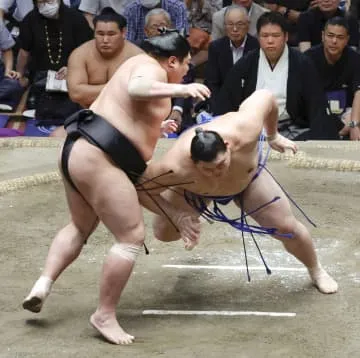 大の里は敗れて13勝2敗