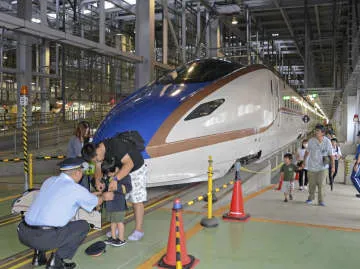 JR西、北陸新幹線の車両所公開