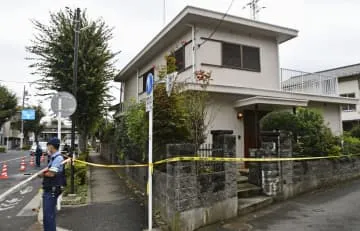 ハンマーで女性殴り強盗か、東京