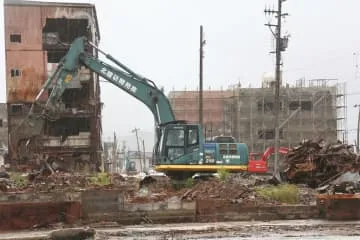 地震損壊建物の解体、豪雨で遅れ